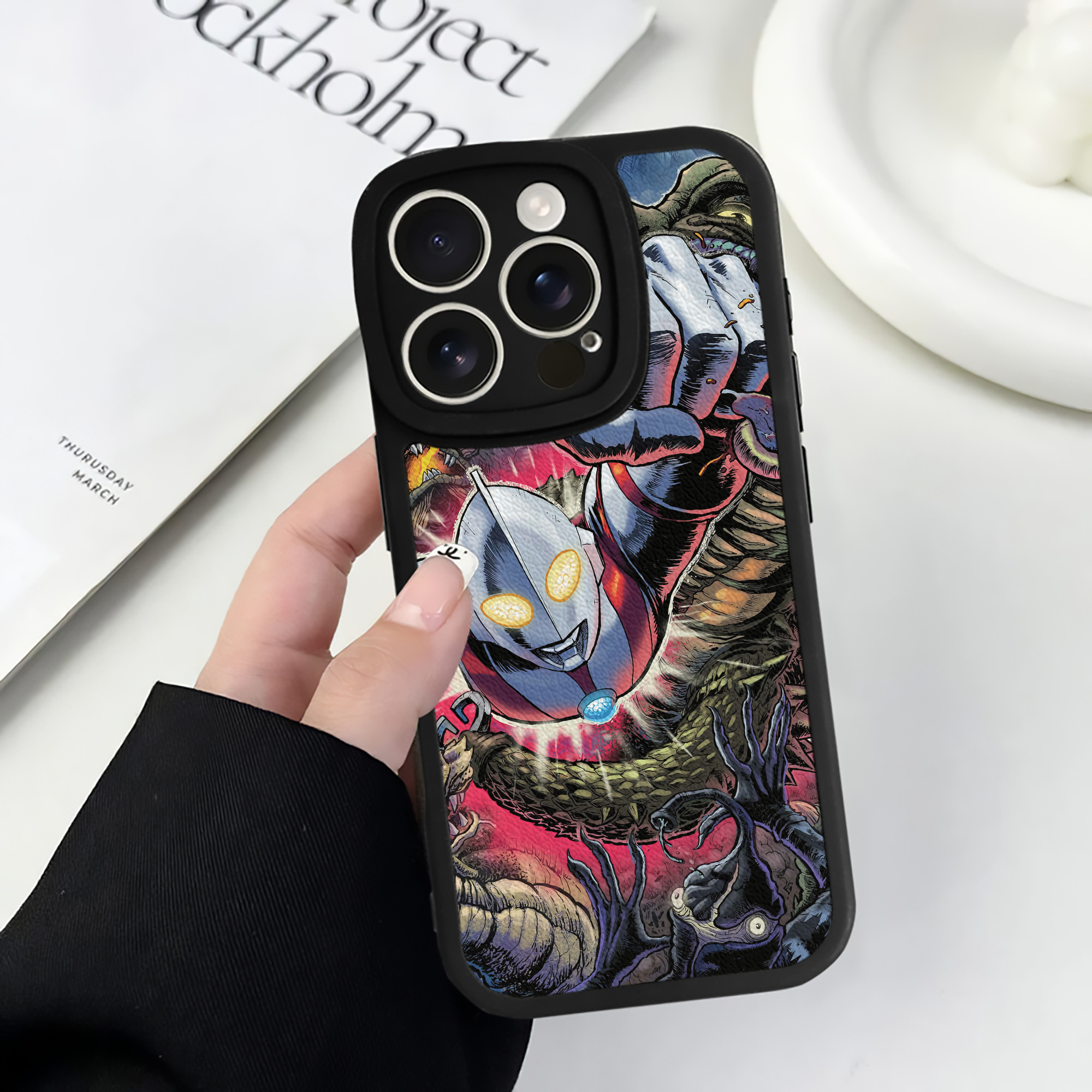 （画像用） ウルトラマン Ultraman 【iPhone 16シリーズ対応】シリコンスマホケース（レザー調） 材質：シリコン